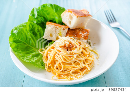 フォカッチャとパスタ フォカッチャとパスタ 89827434