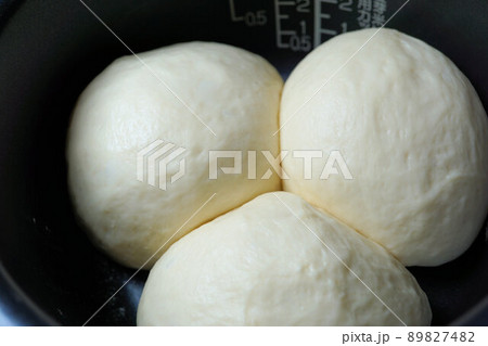 パン作り 二次発酵完了 炊飯器を使っています パン作り 二次発酵完了 炊飯器を使っています 89827482