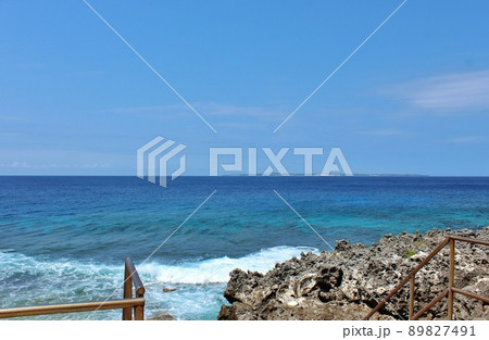 南大東島から水平線に見える北大東島 南大東島から水平線に見える北大東島 89827491