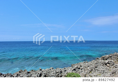 南大東島から水平線に見える北大東島 南大東島から水平線に見える北大東島 89827492