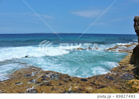 南大東島から水平線に見える北大東島 南大東島から水平線に見える北大東島 89827493