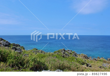 南大東島から水平線に見える北大東島 89827496