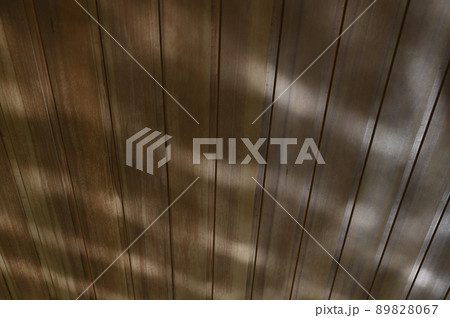 天井に光 89828067