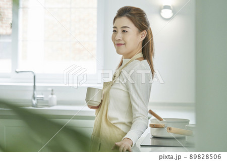 キッチン 台所 女性 89828506