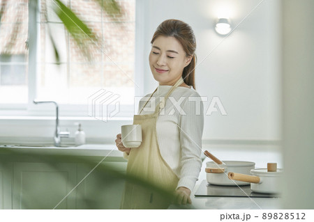 キッチン 台所 女性 89828512