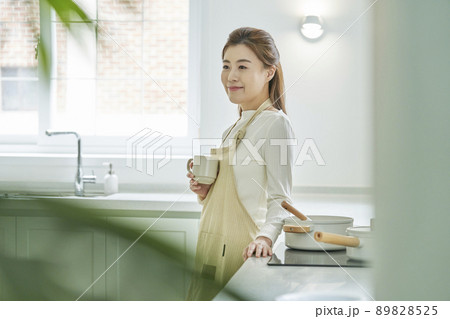 キッチン 台所 女性 89828525
