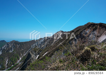 【日本百名山】雪が残る初夏の大山の北壁1 鳥取県西伯郡大山町 【日本百名山】雪が残る初夏の大山の北壁1 鳥取県西伯郡大山町 89828564