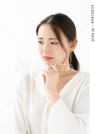 若い女性 不安 心配 若い女性 不安 心配 89828634
