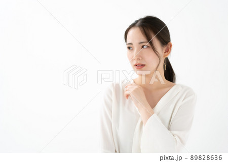 若い女性 不安 心配 若い女性 不安 心配 89828636