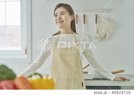 キッチン 台所 笑顔 89828726