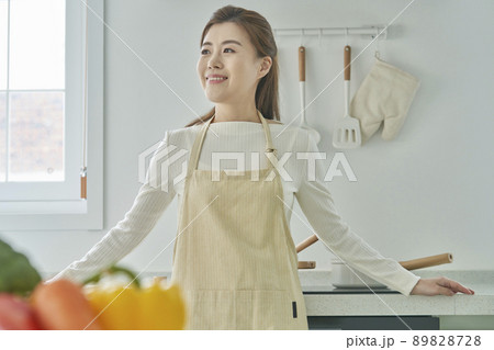 キッチン 台所 笑顔 89828728