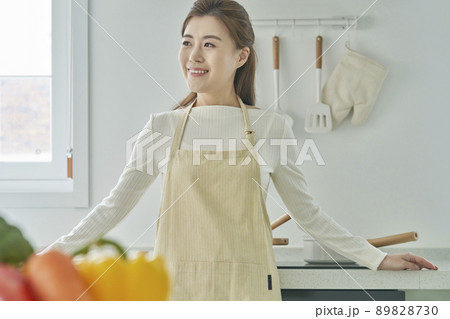 キッチン 台所 笑顔 89828730