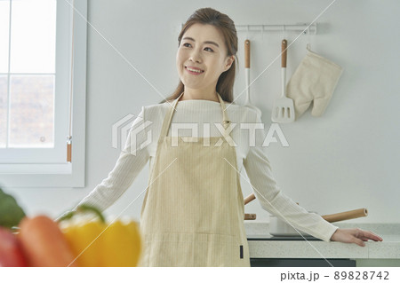 キッチン 台所 笑顔 89828742
