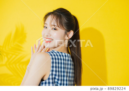 夏の女性 イエロー背景 夏の女性 イエロー背景 89829224