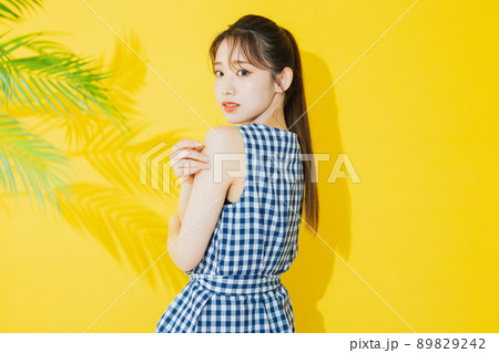 夏の女性　イエロー背景 89829242