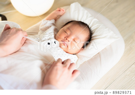 夜 寝かしつけ 赤ちゃん 夜 寝かしつけ 赤ちゃん 89829371