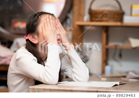 勉強が嫌になった少女 勉強が嫌になった少女 89829463