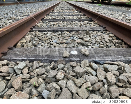 古びた線路と貨物列車 89829608