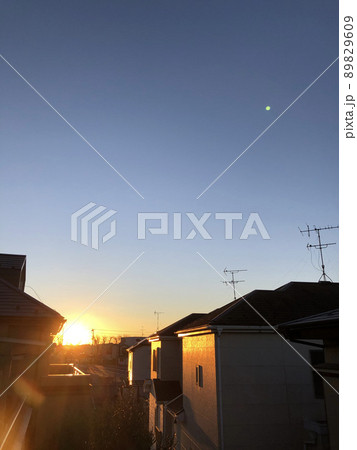 住宅地から見る初日の出 89829609