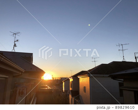 住宅地から見る初日の出 89829610