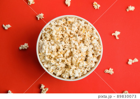 Tasty pop corn on red background, flat lay 89830073