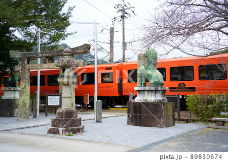 陶山神社の参道を通過する特急ハウステンボス（佐賀県西松浦郡有田町） 89830674