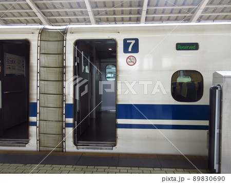 東京駅に停車中の新幹線 東京駅に停車中の新幹線 89830690