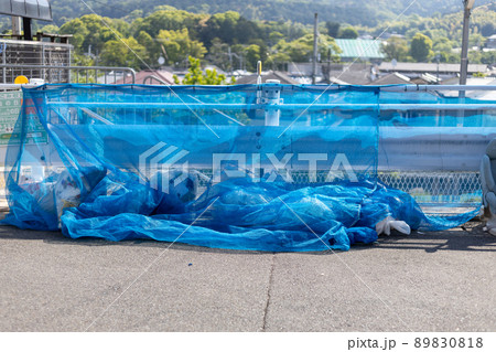 住宅街のゴミ置き場に置いてある家庭ゴミ 89830818