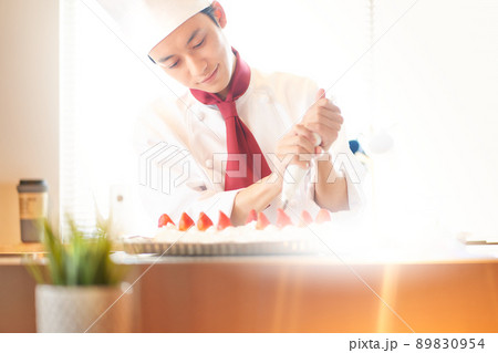 クリームの絞り出しをするパティシエ 89830954