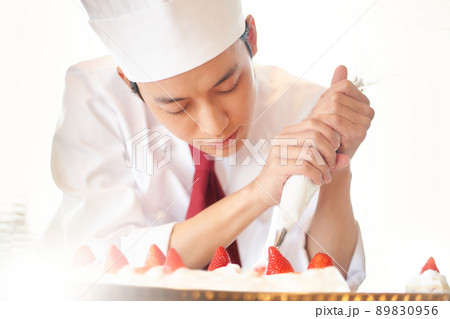 クリームの絞り出しをするパティシエ クリームの絞り出しをするパティシエ 89830956