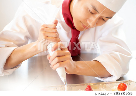 クリームの絞り出しをするパティシエ 89830959