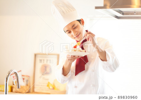 ケーキにシロップを塗るパティシエ ケーキにシロップを塗るパティシエ 89830960