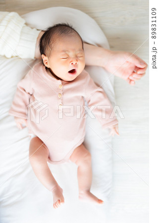 新生児の赤ちゃん　腕枕で添い寝　あくび 89831109