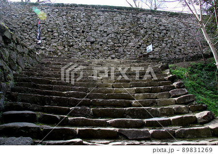 愛媛県宇和島市の史跡宇和島城跡 天守にいたる石段をふさぐように立つ石垣 愛媛県宇和島市の史跡宇和島城跡 天守にいたる石段をふさぐように立つ石垣 89831269
