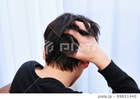 人生の悩みを抱える男性の後頭部 89831440