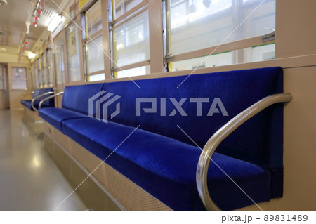 地下鉄電車のロングシート座席（レトロでんしゃ館　地下鉄100形、107号　愛知県 日進市） 89831489