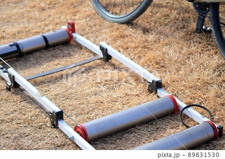 自転車競技のウォーミングアップ、トレーニング器具(3本ローラー式 サイクルトレーナー) 自転車競技のウォーミングアップ、トレーニング器具(3本ローラー式 サイクルトレーナー) 89831530