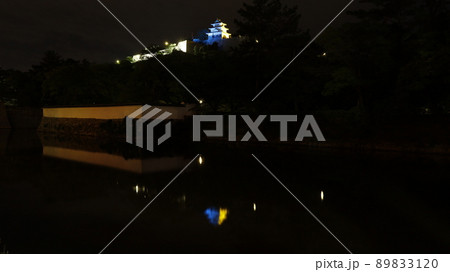 ウクライナの国旗の色にライトアップされた香川県丸亀市にある現存12天守の一つ、丸亀城天守閣 89833120