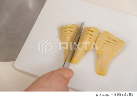 【あく抜き後、茹で上がった筍を切る】 89833589
