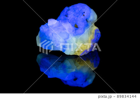 蛍光するゾーニング蛍石 89834144