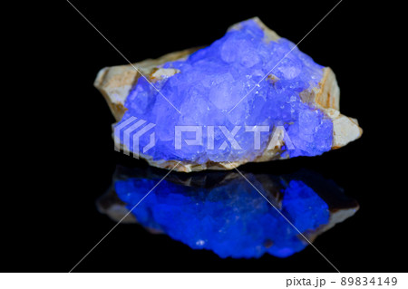 蛍光する透明な蛍石 蛍光する透明な蛍石 89834149