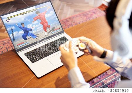 PCゲームの画面と操作する男性の手元 PCゲームの画面と操作する男性の手元 89834916