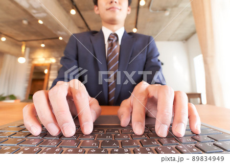 パソコンのキーボードを打つ男性の手元 パソコンのキーボードを打つ男性の手元 89834949