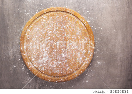 Cutting board and scattered flour powder at stone background 89836851