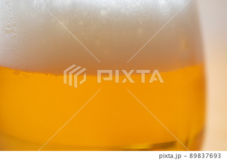 グラスに注がれたビールのズームアップ写真 89837693