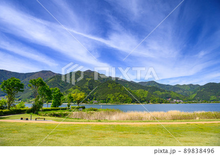 (山梨県)河口湖・八木崎公園から望む御坂の山並みと青空 (山梨県)河口湖・八木崎公園から望む御坂の山並みと青空 89838496