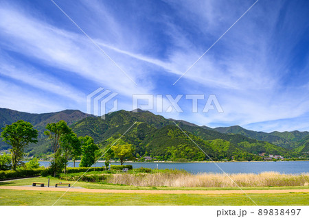 (山梨県)河口湖・八木崎公園から望む御坂の山並みと青空 (山梨県)河口湖・八木崎公園から望む御坂の山並みと青空 89838497