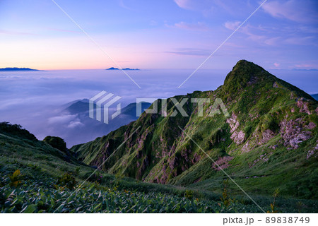 （群馬県）夏の早朝・谷川岳と雲海 89838749