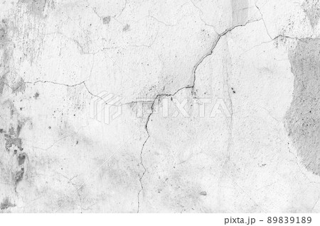 Old white concrete wall with cracks and peeling paint, close up Old white concrete wall with cracks and peeling paint, close up 89839189