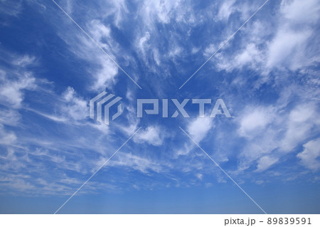 青い大空を流れる巻雲 89839591